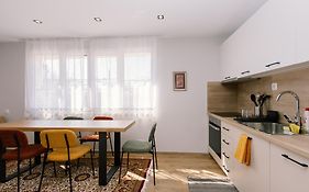 Ste'S House At Macedonia Airport